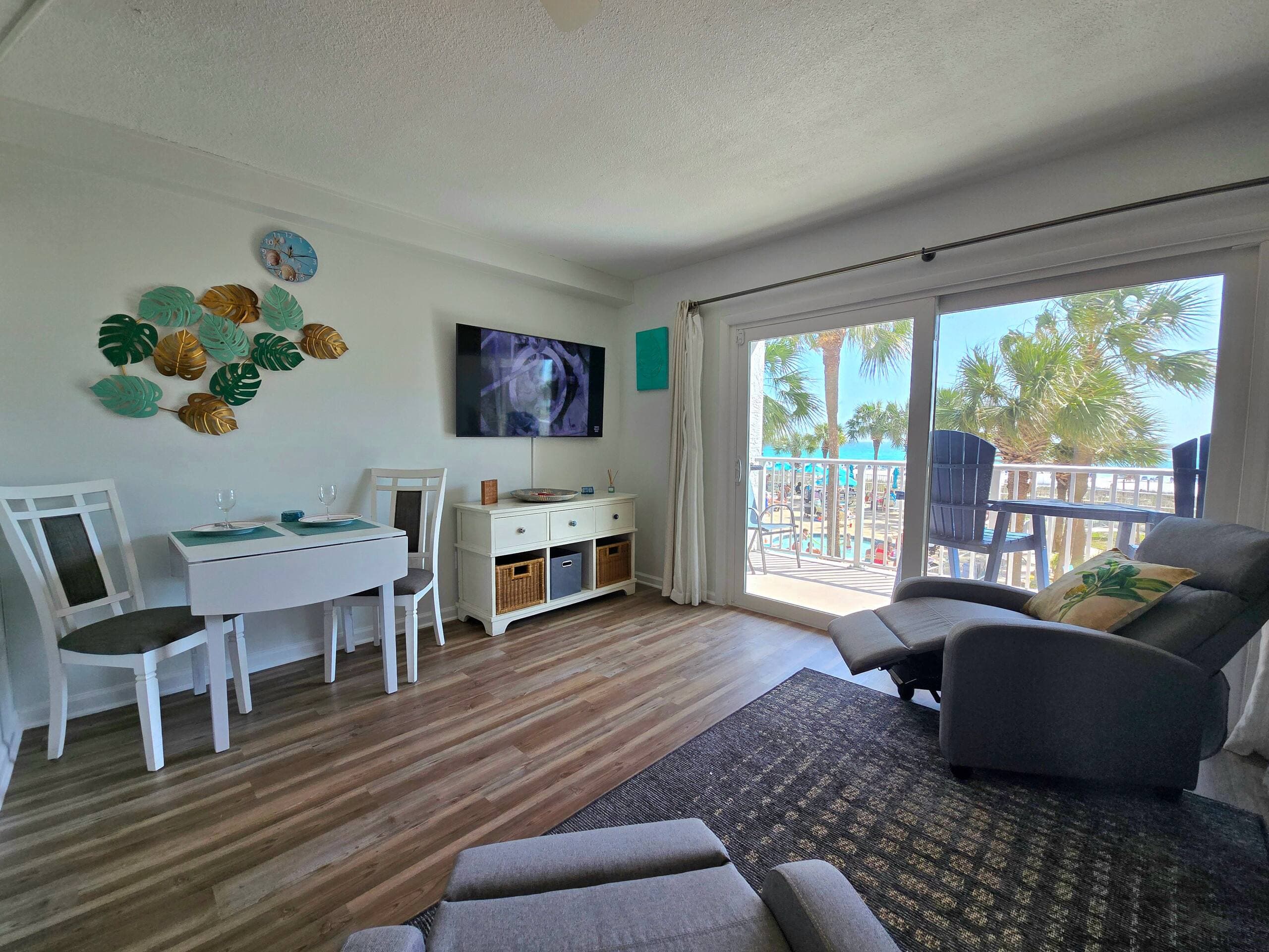 Direct beachfront living room Prime Second floor. Summit 209, The Summit.